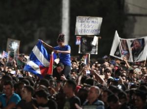 Урну с прахом Фиделя Кастро провезли через всю Гавану (видео) - Похоронный портал