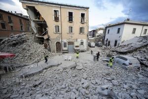 Число жертв землетрясения в Италии достигло 247 - Похоронный портал