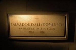 Зеваки собрались у склепа Сальвадора Дали в ожидании эксгумации - Похоронный портал
