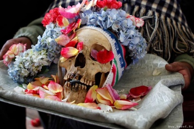 День черепов в Боливии, или Как превратить части скелетов в талисманы