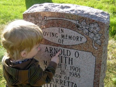 Почему мы с детьми гуляем по кладбищу