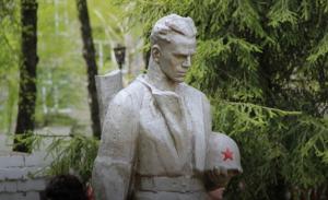 Под Брянском открыли памятник на могиле погибшего во время войны летчика Анатолия Голубчикова - Похоронный портал